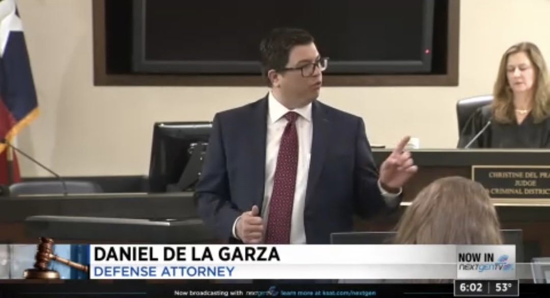 San Antonio criminal defense attorney Daniel De La Garza arguing a murder case before the jury.